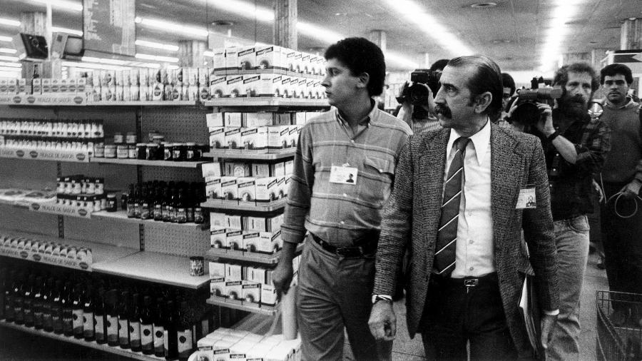 6.jul.1987 - Seguidos pela imprensa, dezenas de consumidores, os "fiscais do Sarney", verificam os preços em supermercado de São Paulo - Cesar Diniz/Estadão Conteúdo