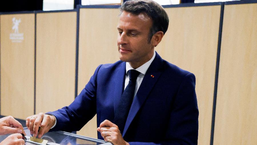 Presidente francês Emmanuel Macron vota no primeiro turno das eleições parlamentares francesas - Ludovic Marin/Pool via REUTERS