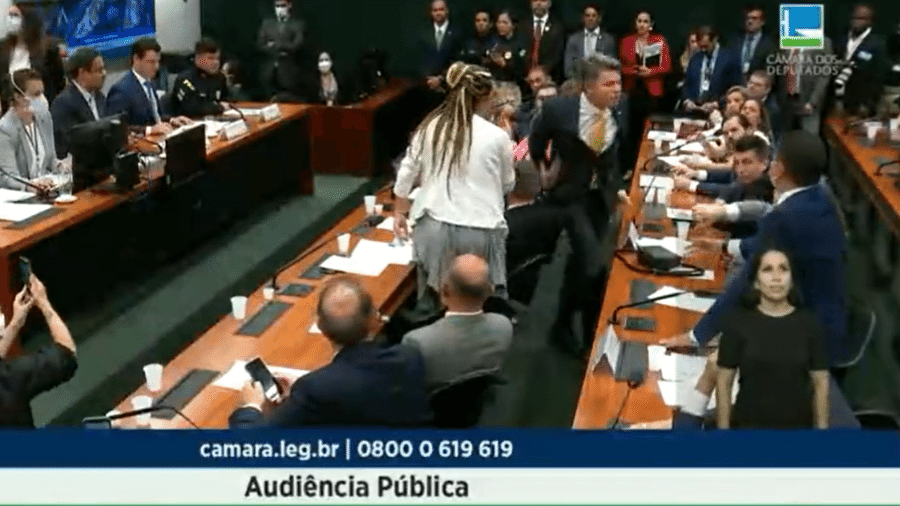 Deputados trocam xingamentos e ameaças durante sessão - Reprodução / Twitter