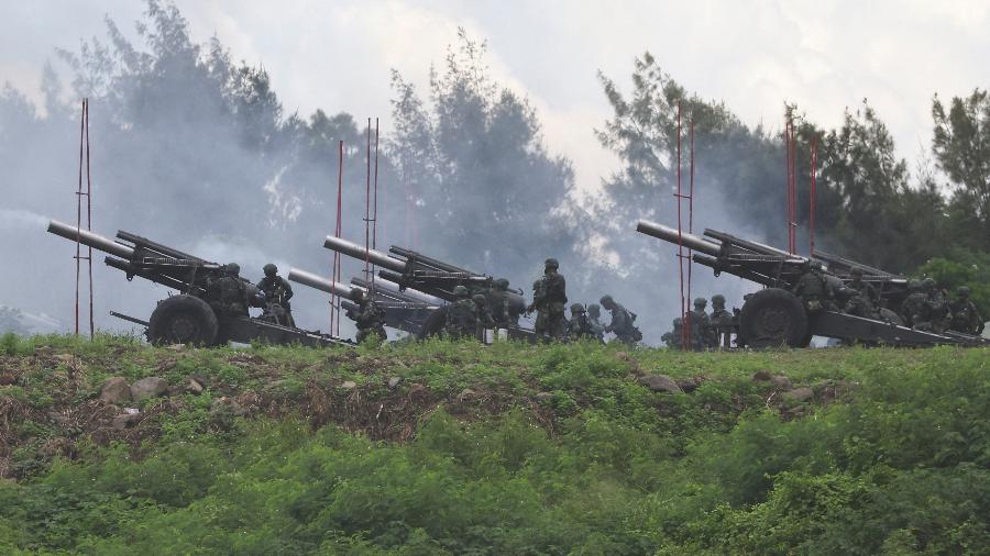 Soldados de Taiwan fazem disparos durante um exercício militar anual de fogo no condado de Pingtung, sul do país - REUTERS/Ann Wang