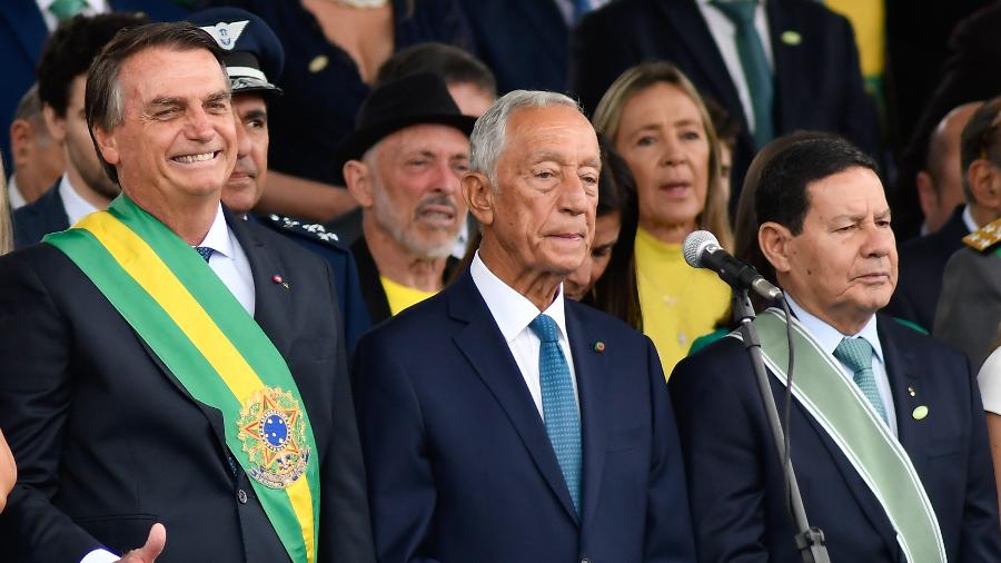 7.set.2022 - Jair Bolsonaro, o presidente de Portugal, Marcelo Rebelo Souza, e o vice Hamilton Mourão nas comemorações do Bicentenário da Independência, em Brasília - TON MOLINA/FOTOARENA/ESTADÃO CONTEÚDO
