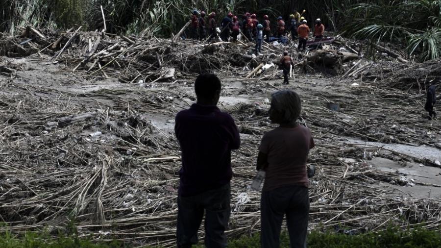 Socorristas recuperaram corpo nas margens do rio Tuy dias depois de um devastador deslizamento de terra na cidade venezuelana de Las Tejerias - Yuri CORTEZ / AFP