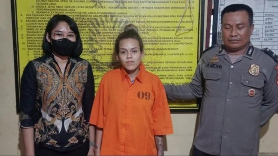 Manuela Vitória De Araujo Farias, de 19 anos, foi presa no Aeroporto Internacional de Bali com 3 kg de cocaína - Reprodução/CNN Indonesia