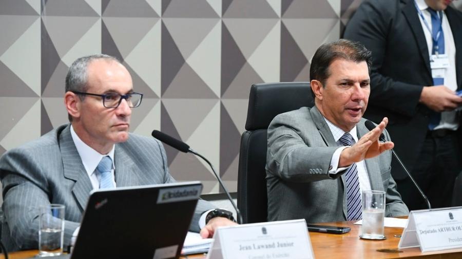 Presidente da CPMI do 8 de Janeiro, deputado Arthur Maia (União-BA), ao lado do depoente Jean Lawand Júnior  - Marcos Oliveira/Agência Senado