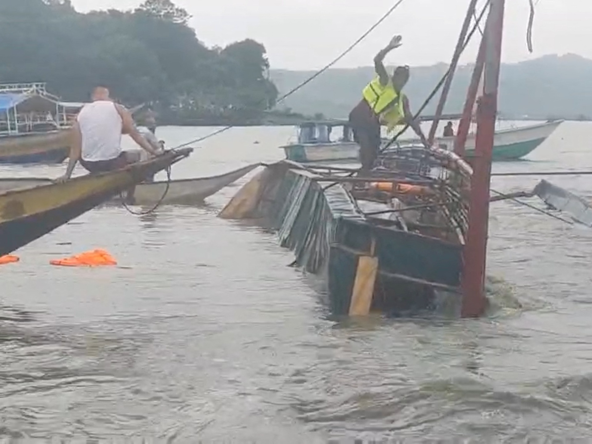 Supertufão mata 25 pessoas em naufrágio de balsa nas Filipinas