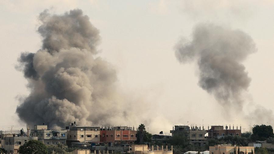 Ondas de fumaça da passagem de fronteira de Rafah de Gaza com o Egito durante um ataque aéreo israelense em 10 de outubro de 2023