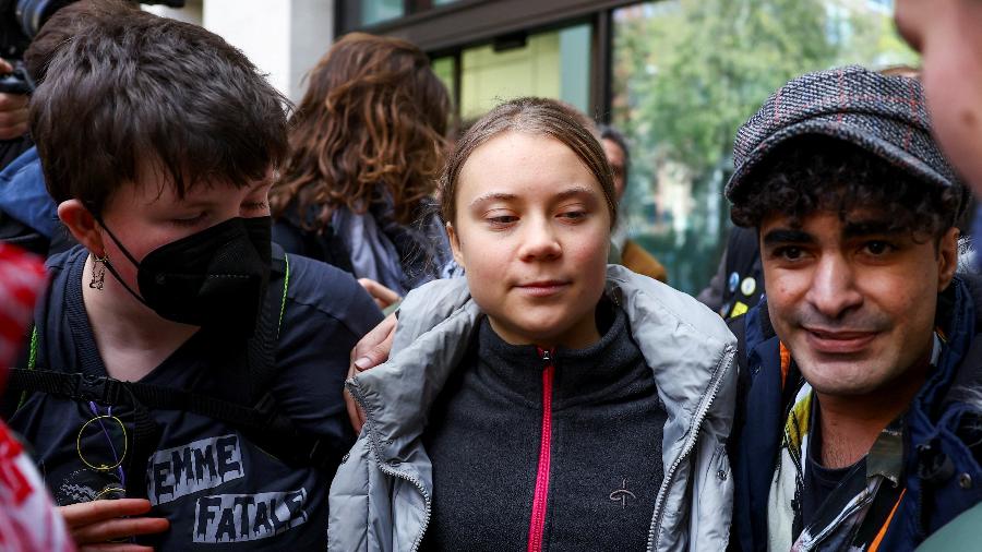 A ativista climática Greta Thunberg observa do lado de fora do Tribunal de Magistrados de Westminster depois de se declarar inocente de uma acusação de ofensa à ordem pública em Londres, Grã-Bretanha, 15 de novembro de 2023