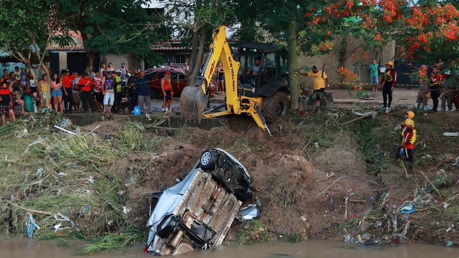 Buscas por mulher desaparecida no Rio Botas, em Belford Roxo, no Rio