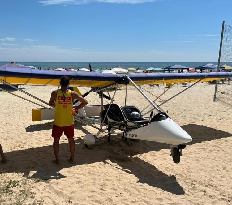 Ultraleve retirado do mar em SC