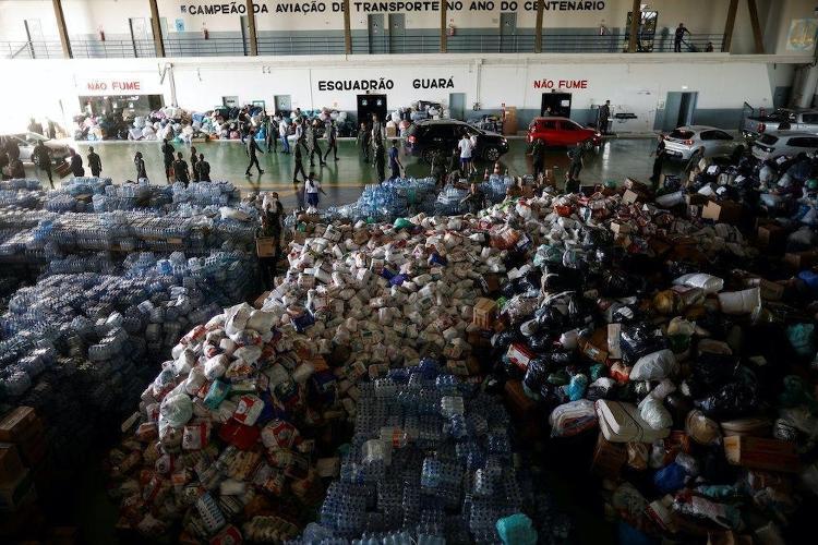 Doações para pessoas atingidas pela tragédia no Rio Grande do Sul se acumulam na Base Aérea de Brasília