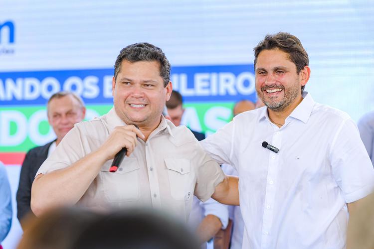 O senador Davi Alcolumbre (à esquerda) e o ministro Juscelino Filho (à direita) participaram da inauguração da Infovia 03 em Macapá, em maio.