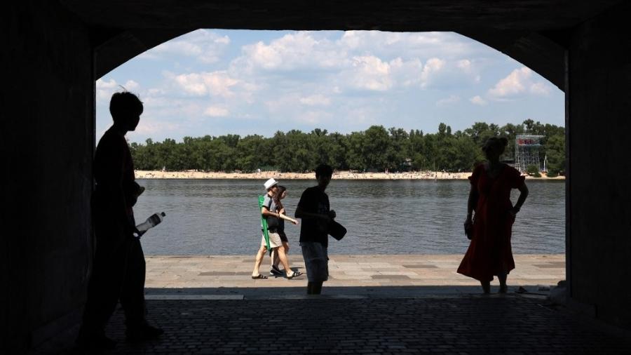 Residentes da Ucrânia passeiam no rio Dnipro, em 30 de junho