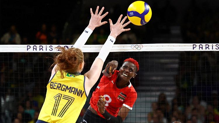 A brasileira Julia Isabelle Bergmann e Trizah Atuka, do Quênia, em ação na partida preliminar de vôlei feminino no último dia 29