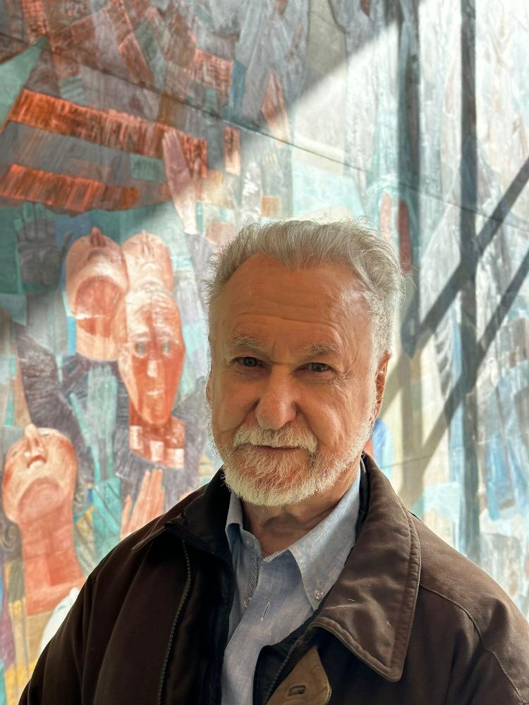 João Cândido Portinari, filho de Candido Portinari, visita telas do pai na sede da ONU em Nova York