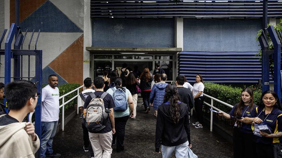 Participantes chegam a local de prova em São Paulo no primeira dia de aplicação do Enem