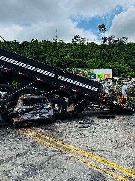 21.dez.2024 - Acidente envolvendo um ônibus, uma carreta e um carro deixou mais de 38 mortos em Teófilo Otoni (MG) 21.dez.2024 - Acidente envolvendo um ônibus, uma carreta e um carro deixou mais de 38 mortos em Teófilo Otoni (MG)