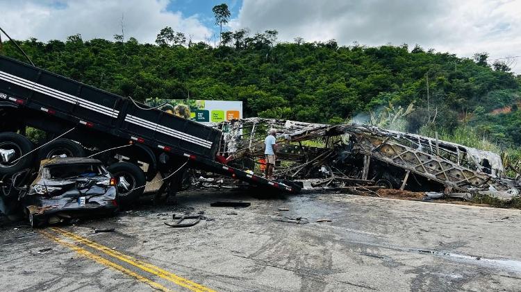 Imagem mostra carro e carreta destruídos após o acidente 