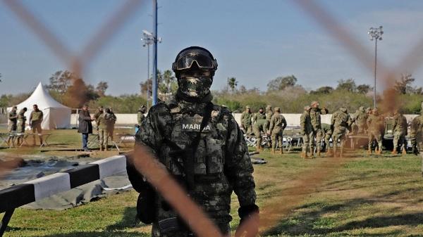 Marinha mexicana monta guarda na fronteira antes das deportações prometidas por Trump