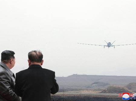 Kim Jong Un supervisionou testes de drones suicidas com inteligência artificial - KCNA/via REUTERS/27.mar.2025