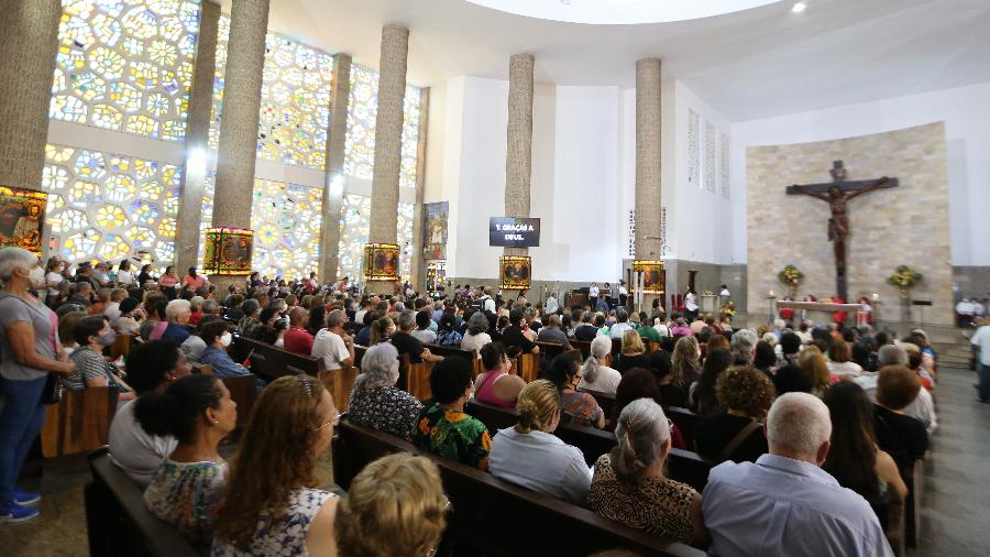 Fiéis em igreja católica da zona sul de São Paulo Fiéis em igreja católica da zona sul de São Paulo