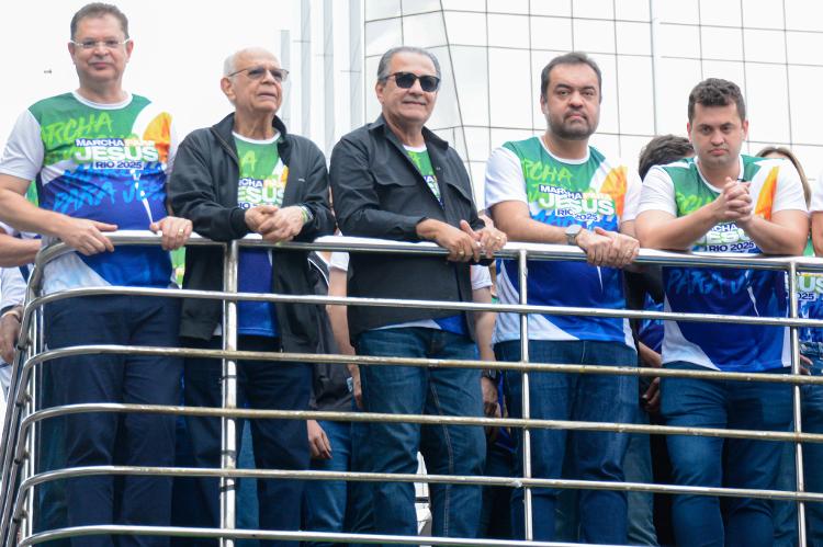 Pastor Silas Malafaia e o governador do estado do Rio de Janeiro, Claudio Castro, marcaram presença na Marcha Para Jesus, um dos maiores eventos cristãos do país Pastor Silas Malafaia e o governador do estado do Rio de Janeiro, Claudio Castro, marcaram presença na Marcha Para Jesus, um dos maiores eventos cristãos do país