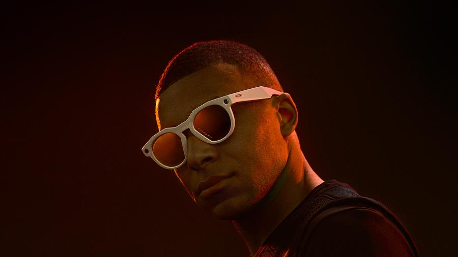 Jogador de futebol francês Kylian Mbappe usando óculos da Meta Jogador de futebol francês Kylian Mbappe usando óculos da Meta
