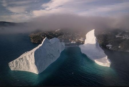 Iceberg na costa de Innaarsuit, na Groenlândia Iceberg na costa de Innaarsuit, na Groenlândia