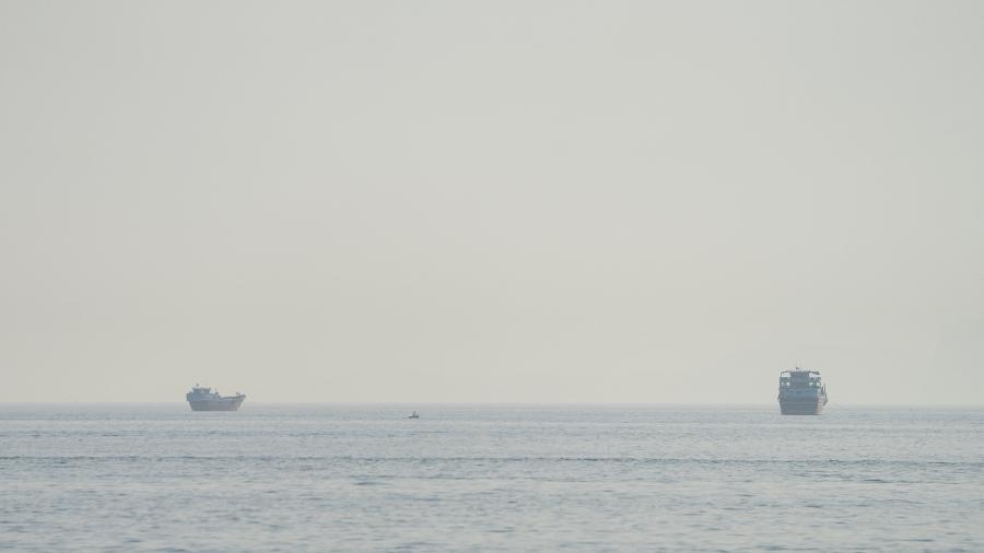 Embarcações no Estreito de Hormuz, vistas de Musandam, Omã, em 31 de julho de 2026.