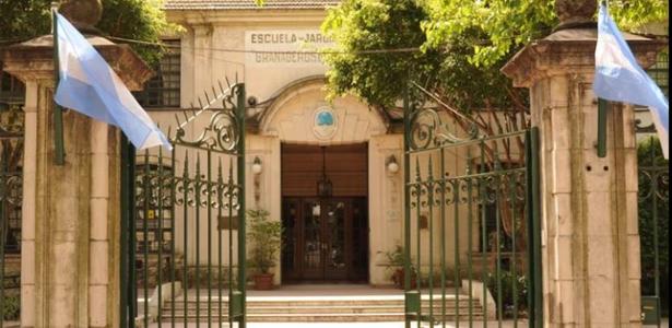 Professora é afastada após acusação de filmar e ameaçar alunos na Argentina
