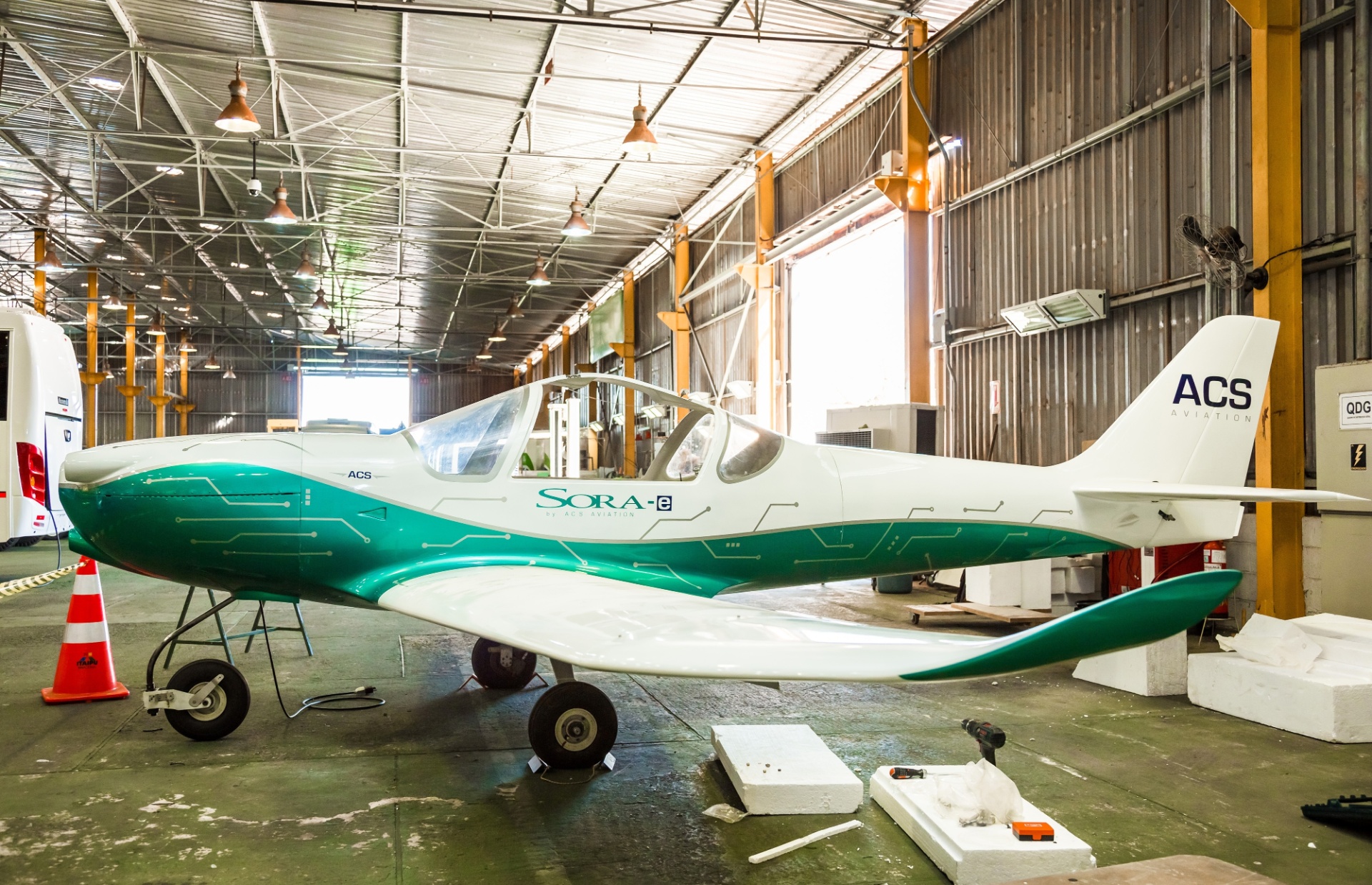 O primeiro avião elétrico tripulado da América Latina fez seu voo inaugural nesta terça-feira (23). A Itaipu Binacional e a empresa ACS Aviation, de São José dos Campos (SP), apresentaram oficialmente o modelo Sora-e, no aeroporto de Itaipu, localizado na margem paraguaia da usina, no município de Hernandarias - Divulgação