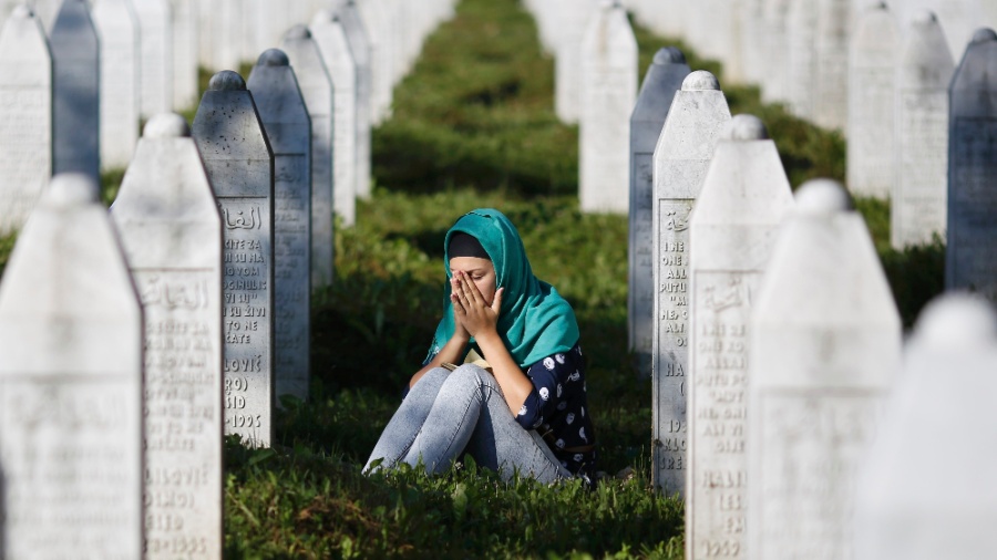 11.jul.2015 - Jovem visita túmulo de um parente no Centro Memorial de Potocari, no leste da Bósnia-Herzegóvina, no dia em que o país lembra os 20 anos de genocídio em Srebrenica. Ao todo, 136 recém-identificados muçulmanos bósnios foram enterrado como parte da cerimônia que marca o aniversário do maior crime cometido na Europa depois da Segunda Guerra Mundial