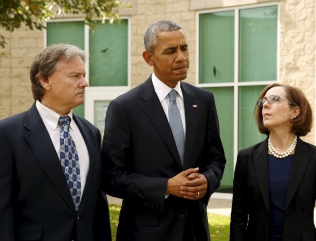 Obama ao lado de familiares de vítimas do tiroteio em universidade do Oregon - 