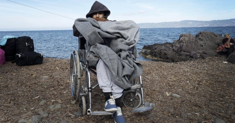 14.out.2015 - Migrante chega em cadeira de rodas na ilha de Lesbos, Grécia. Cerca de 710 mil imigrantes entraram na União Europeia (UE) nos primeiros nove meses do ano, segundo dados divulgados pela Agência de Controle de Fronteiras Exteriores (Frontex). Ainda de acordo com relatório, apenas em setembro, a cifra foi de 170 mil