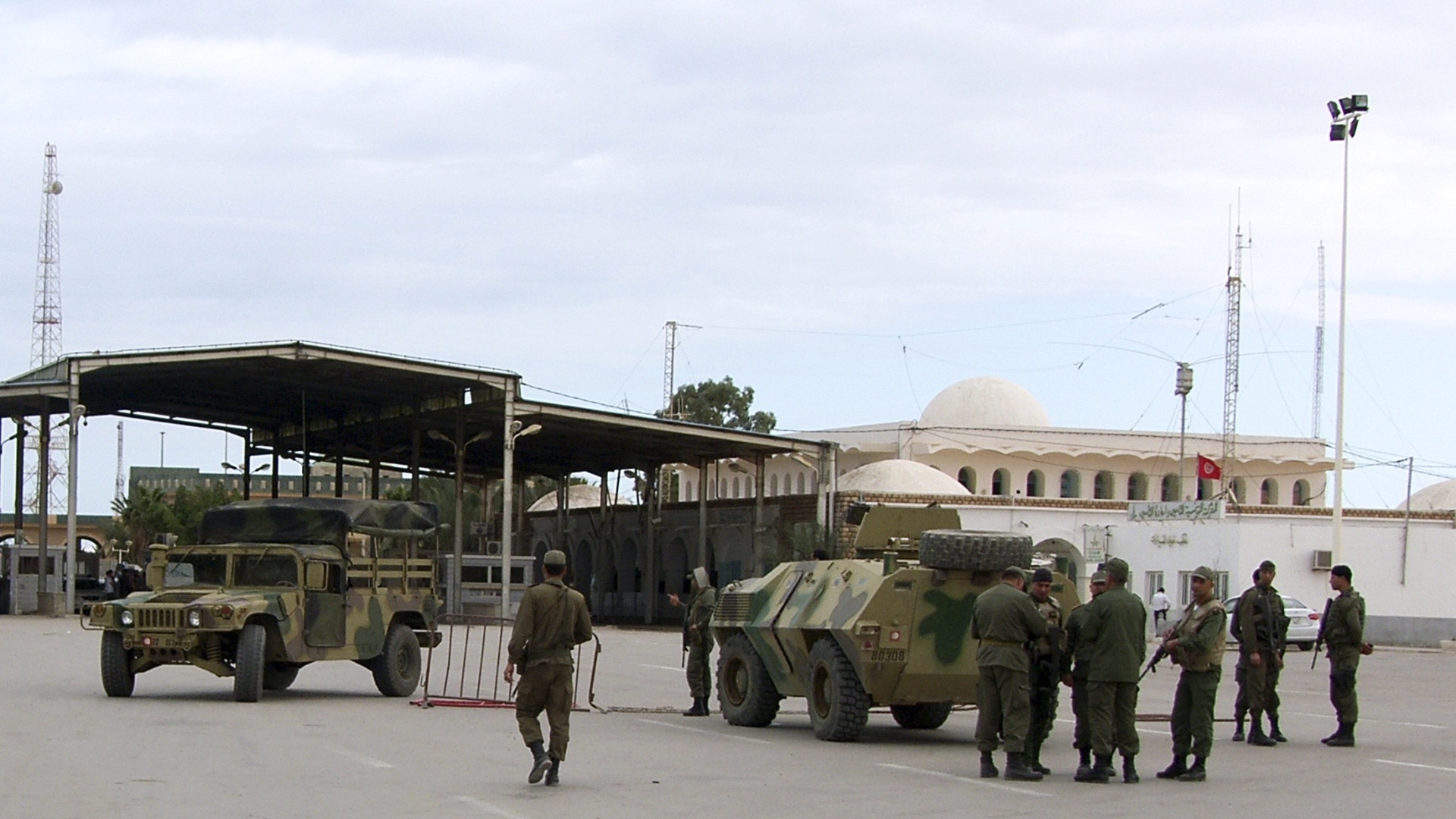 7.mar.2016 - Forças especiais da Tunísia entram em posição durante confronto com milicianos na cidade de Ben Guerdane, perto da fronteira com a Líbia. Ao menos 21 jihadistas foram mortos pela polícia e o Exército. Civis também morreram nas ações