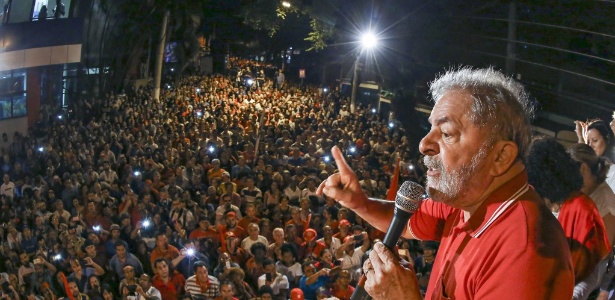 4.abr.2016 - O ex-presidente Luiz Inácio Lula da Silva gesticula para manifestantes durante um ato em defesa do mandato da então presidente Dilma Rousseff em São Bernardo do Campo, no ABC paulista, em frente à sede do Sindicato dos Metalúrgicos