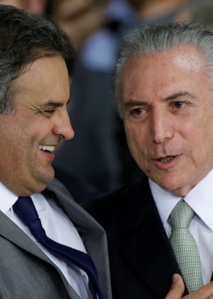 12.mai.2016 - O senador Aécio Neves (PSDB-MG) cumprimenta o presidente interino Michel Temer (PMDB) durante cerimônia de posse de ministros - Ueslei Marcelino/Reuters - Ueslei Marcelino/Reuters