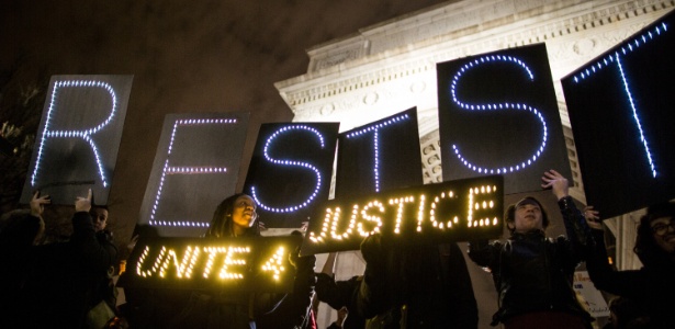 25.jan.2017 - Manifestantes protestam na Washington Square Park, em Nova York, contra ordem executiva do presidente Donald Trump que retira financiamento às chamadas cidades-santuário - Christopher Lee/The New York Times