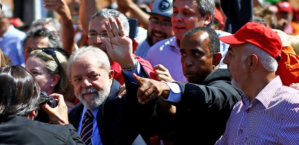Lula durante chegada ao prédio da Justiça Federal, onde prestou depoimento