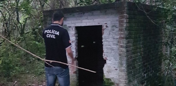 Policial examina local onde crânios foram encontrados no RS - Polícia Civil / Divulgação