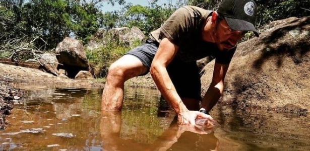 Julio Lobo usa armadilha feita com garrafa plástica para capturar pequenos peixes; ele tem no sobrevivencialismo fonte de renda com produção de conteúdo, loja online e cursos - Arquivo pessoal