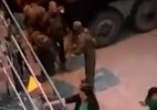 Vídeo mostra policiais atirando para dispersar mulheres e crianças na Maré - Reprodução