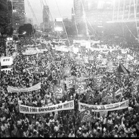 16.abr.1984 -  Multidão durante comício pelas Diretas Já, no Vale do Anhangabaú, em São Paulo 