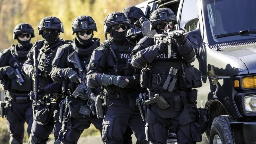 "Brincadeira" envia trotes para a polícia, levando agentes de verdade a atenderem ocorrências sobre ameaças e crimes - Getty Images