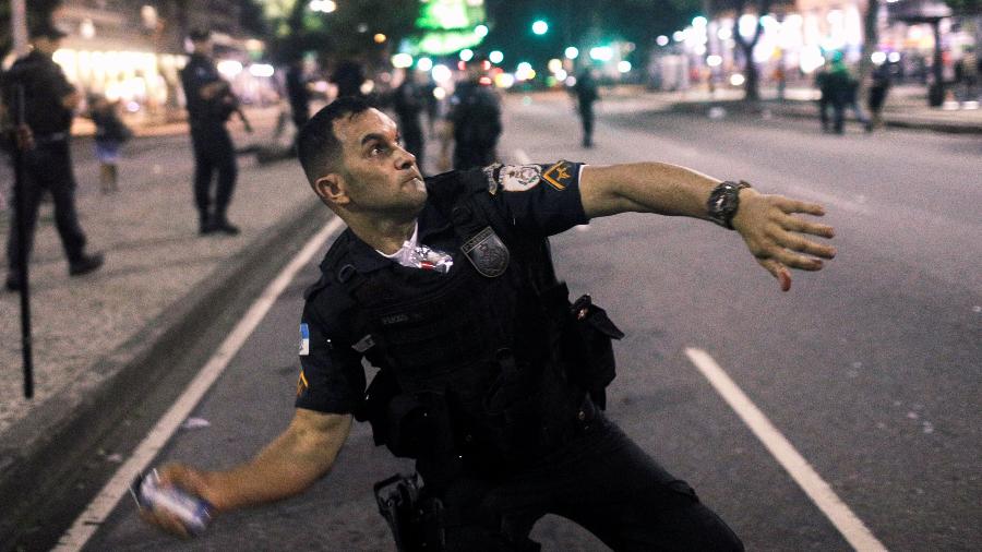 14.jun.2019 - Policial age ao final de protesto contra a reforma da Previdência no centro do Rio de Janeiro - Ricardo Moraes/Reuters
