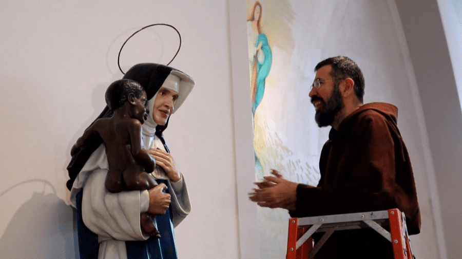 13.out.2019 - Estátua de Irmã Dulce, agora Santa Dulce dos Pobres, ganha auréola após canonização - Reprodução/AFP