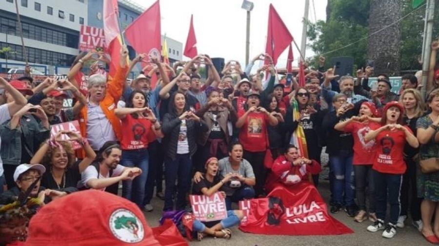 Militância em Curitiba, onde Lula está preso - Felipe Souza/BBC News Brasil