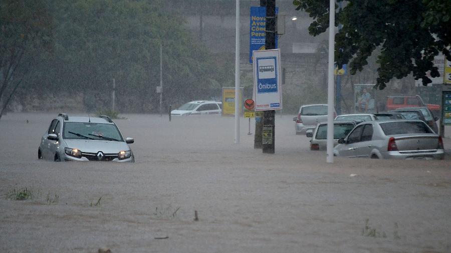 Chuva causa alagamento em vários pontos da cidade de Salvador (BA) - ROMILDO DE JESUS/FUTURA PRESS/FUTURA PRESS/ESTADÃO CONTEÚDO