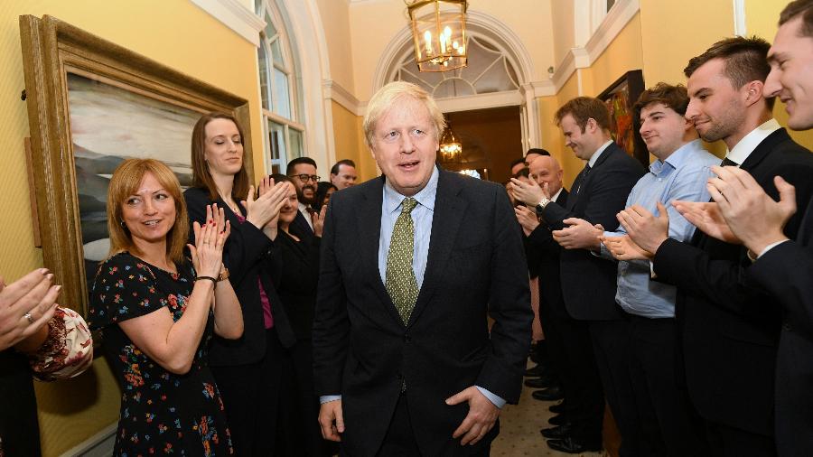 Apoiadores cumprimentam Boris Johnson no retorno à sua residência oficial na Downing Street após encontro com a Rainha Elizabeth 2ª - Stefan Rousseau/Reuters