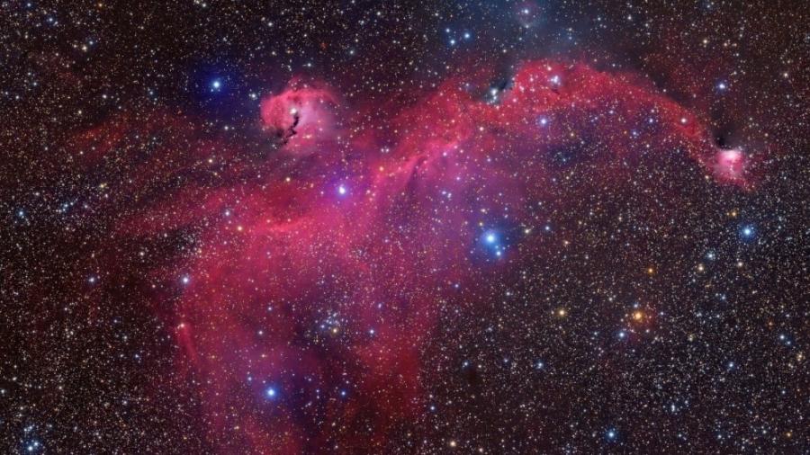 O formato peculiar assumido pelo aglomerado de estrelas, gás e poeira foi objeto de pesquisa conduzida na USP e no Institut d"Astrophysique de Paris; resultados indicam que a nebulosa é parte de uma estrutura em concha produzida pela explosão de três estrelas supernovas - Bob Franke