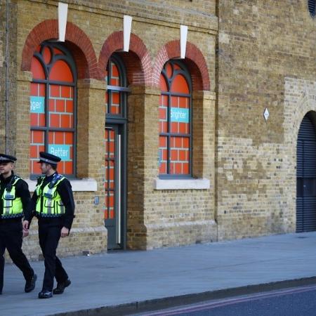 Policiais patrulham rua em Londres em meio à pandemia do coronavírus - 